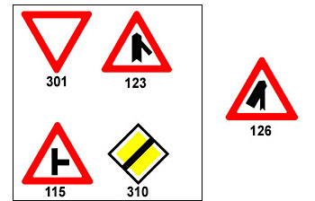 משולש אזהרה 126 המתאר התמזגות כביש, לצידו תמרורים נוספים: 123, 115, 301 ו-310, כל אחד עם משמעות שונה.