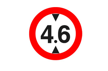 תמרור עגול לבן עם מסגרת אדומה והמספר 4.6, ומעליו ומתחתיו שני משולשים קטנים שחורים.
