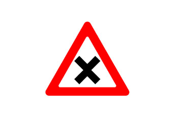 משולש אזהרה אדום עם ציור X שחור גדול וסימטרי במרכזו, המסמן צומת הצטלבות רגיל.
