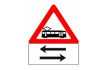 תמרור משולש עם ציור רכבת קלה, ומתחתיו שלט עם חץ שמאלה וחץ ימינה.