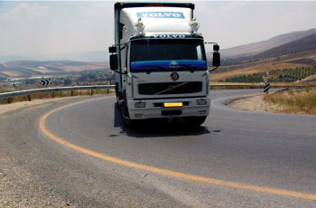 משאית וולוו בעיקול חד, חורגת לכיוון מרכז הכביש ואל תוך הנתיב הנגדי