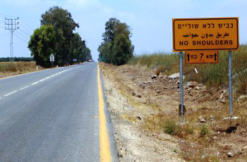 שלט אזהרה צהוב 'כביש ללא שוליים' לאורך 7 ק״מ בצד הדרך